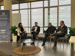 personas sentadas en el panel